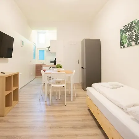 Tolstov - 1 Or 3 - 20 Min Messe Dus And Old Town Dus Appartement