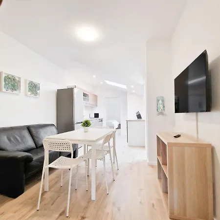 Tolstov - 1 Or 3 - 20 Min Messe Dus And Old Town Dus Appartement