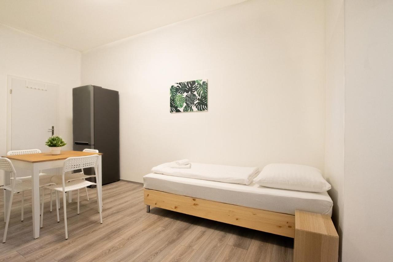 Tolstov - 1 Or 3 - 20 Min Messe Dus And Old Town Dus Apartment